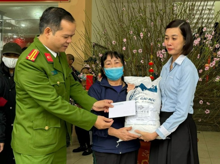 Công an phường Thượng Lý tặng quà tết cho 50 hộ gia đình có hoàn cảnh khó khăn